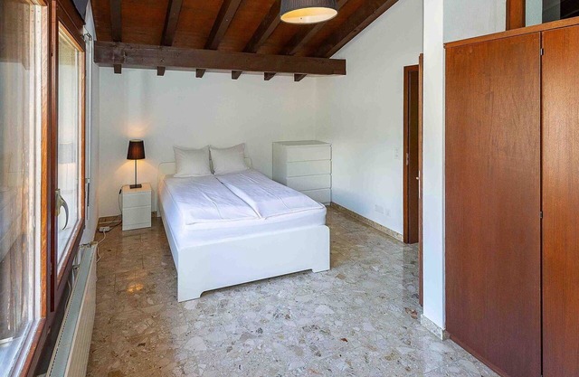 Lovely apartment for 6 people with WIFI, TV and balcony