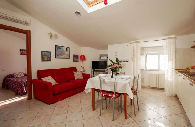 Lovely apartment for 4 guests with A/C, WIFI, TV, pets allowed and parking