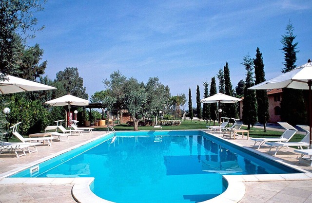 Lovely apartment for 4 guests with pool, WIFI, A/C, TV, patio, pets allowed and parking
