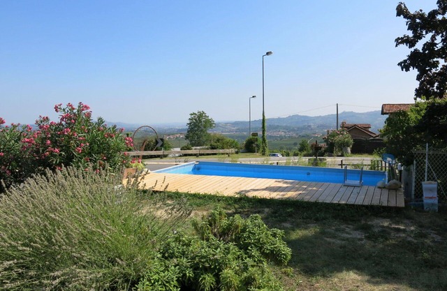 Lovely apartment for 2 people with pool, WIFI, TV, patio, pets allowed and parking