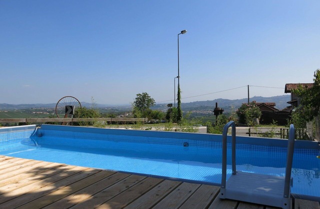 Lovely apartment for 2 guests with WIFI, pool, TV, patio, pets allowed and parking