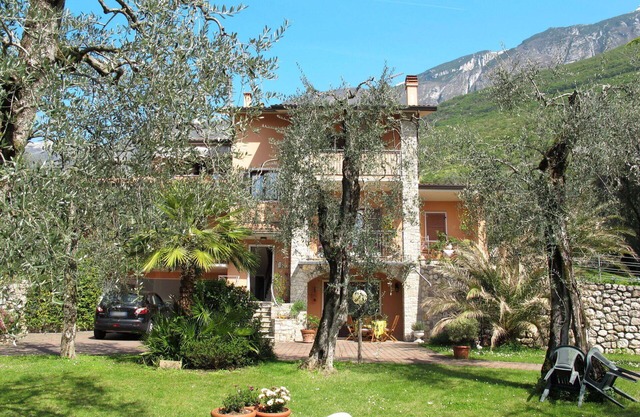Lovely apartment for 4 guests with WIFI, TV, terrace, pets allowed and parking