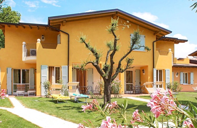 Lovely apartment for 6 guests with WIFI, pool, A/C, TV, balcony, pets allowed and parking