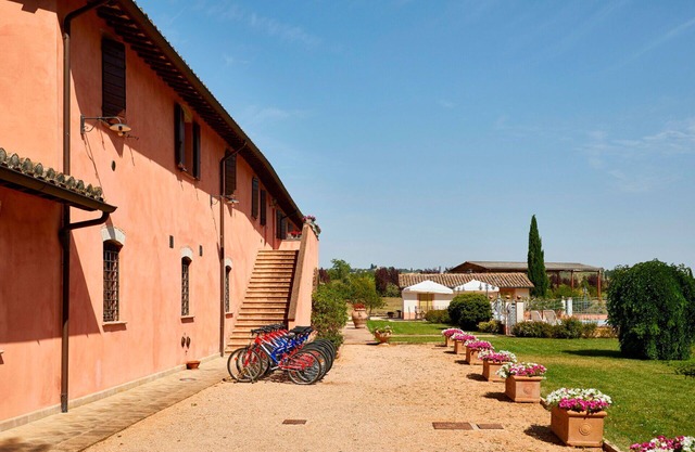 Lovely apartment for 4 guests with pool, WIFI, TV, pets allowed and parking, close to Spoleto