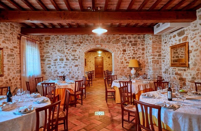 Lovely apartment for 5 guests with WIFI, pool, TV, pets allowed and parking, close to Spoleto