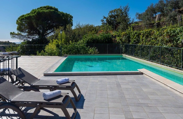 Lovely apartment for 4 people with WIFI, pool, hot tub, TV, patio and parking