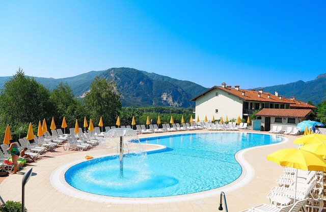 Lovely apartment for 7 people with WIFI, pool, TV, balcony and parking