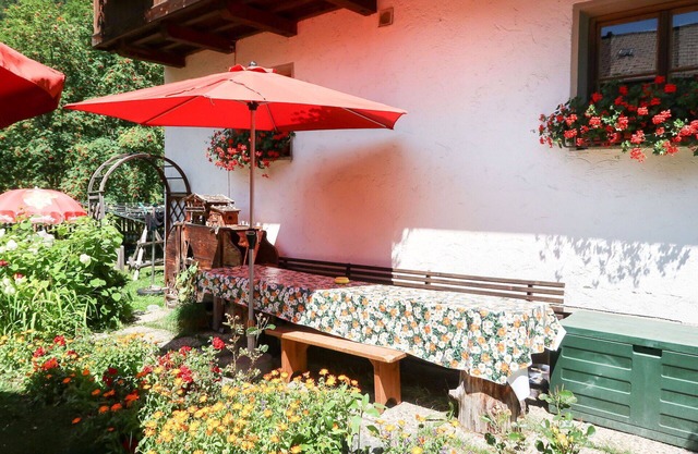Lovely apartment in villa for 4 guests with WIFI, TV, patio, pets allowed and parking