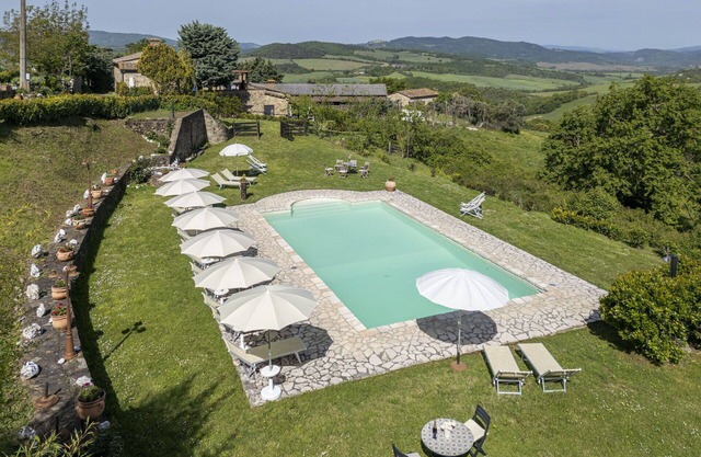 Lovely apartment in villa for 7 guests with WIFI, pool and parking