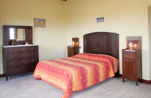 Lovely apartment in villa for 6 guests with pool, WIFI, TV, patio and parking