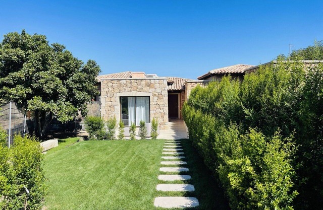 Lovely apartment in villa for 2 guests with A/C, pool, TV, terrace and parking