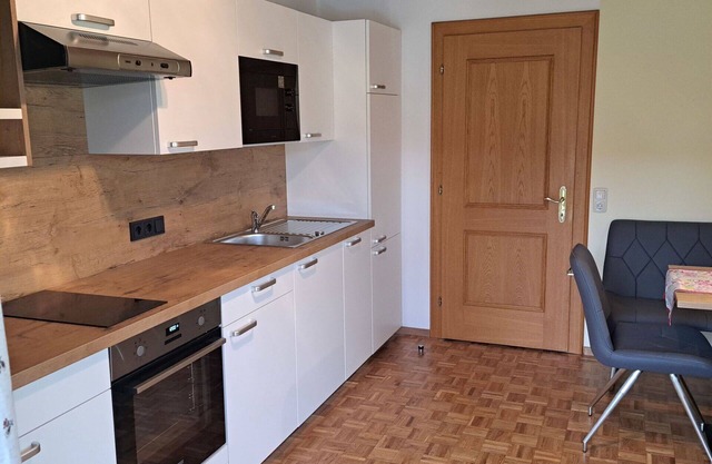 Lovely apartment in villa for 4 people with WIFI, TV, balcony and parking