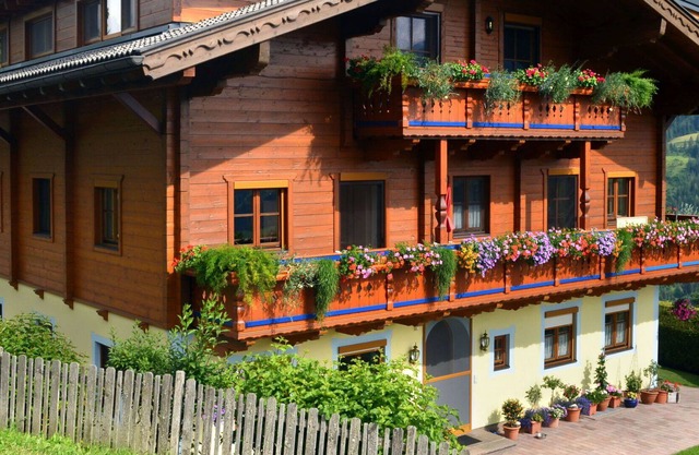 Lovely apartment in villa for 12 people with WIFI, pool, TV, patio and parking