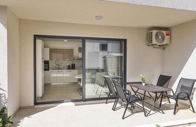 Lovely apartment in Seget Donji