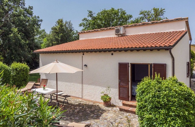 Lovely apartment in villa for 2 people with pool, WIFI, A/C, patio, panoramic view and parking