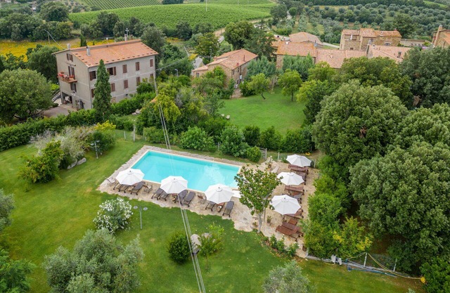 Lovely apartment in villa with A/C, pool, WIFI, TV, patio, pets allowed, panoramic view and park.
