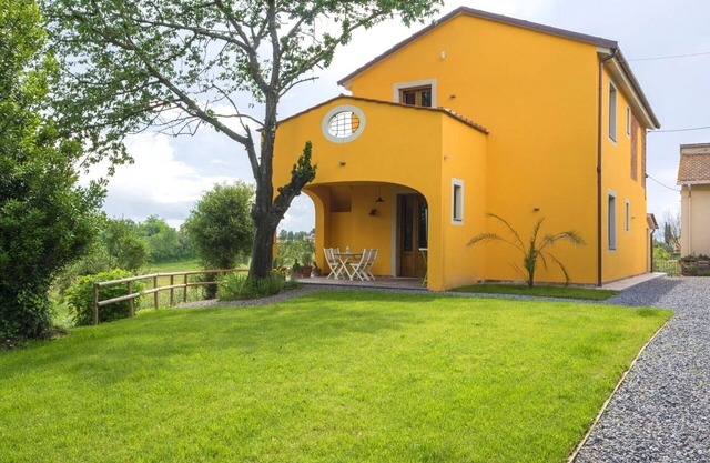 Lovely apartment in villa for 4 people with A/C, pool, WIFI, pets allowed and parking