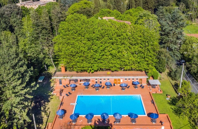 Lovely apartment in villa for 8 people with pool, WIFI, TV, terrace, pets allowed and parking