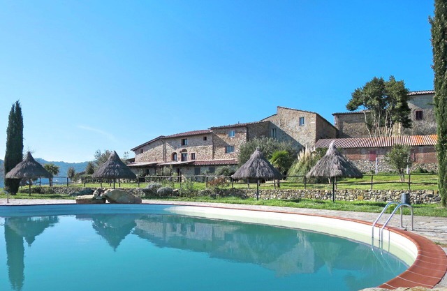 Lovely apartment in villa for 4 guests with pool, patio, pets allowed, panoramic view and parking