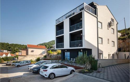 Lovely Apartment In Komarna With Wifi