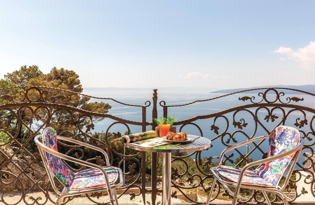 Lovely apartment in Krvavica