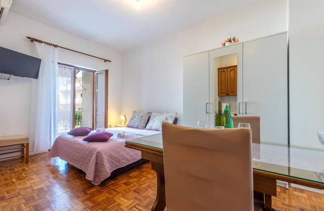 Lovely apartment in Stobrec with WiFi