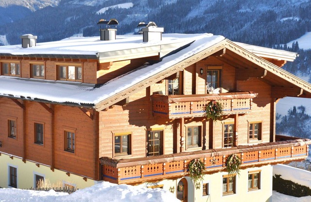 Lovely apartment in villa for 4 people with pool, WIFI, TV, patio and parking