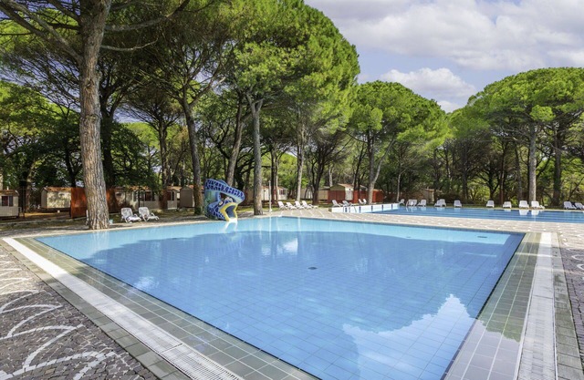 Lovely apartment in villa for 6 guests with A/C, WIFI, pool, terrace, pets allowed and parking
