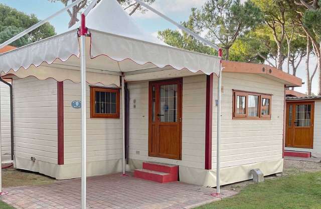 Lovely apartment in villa for 4 guests with WIFI, A/C, pool, TV, patio, pets allowed and parking