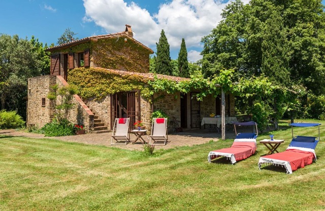 Lovely apartment in villa for 4 guests with WIFI, TV, terrace, pets allowed and parking