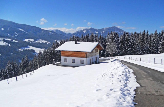 Lovely apartment in villa for 6 guests with WIFI, TV, terrace and parking