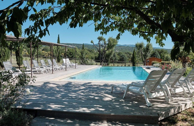 Lovely apartment in villa for 4 people with WIFI, pool, patio and pets allowed
