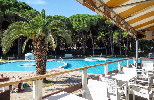 Lovely apartment in villa for 6 guests with A/C, pool, WIFI, TV, patio and parking