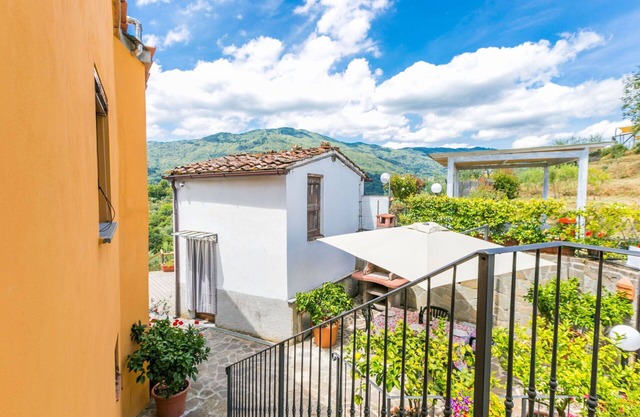 Lovely apartment in villa for 3 guests with pool, WIFI, TV, terrace and parking