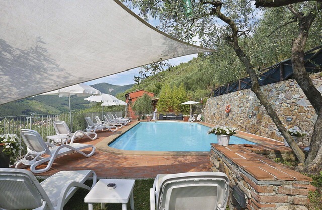 Lovely apartment in villa for 6 people with WIFI, pool, TV, patio, pets allowed and parking