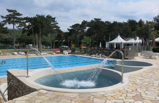 Lovely apartment in villa for 4 people with pool, A/C, WIFI, TV, terrace and parking