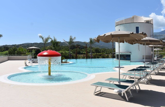 Lovely apartment for 4 people with pool, WIFI, A/C, patio, pets allowed and parking
