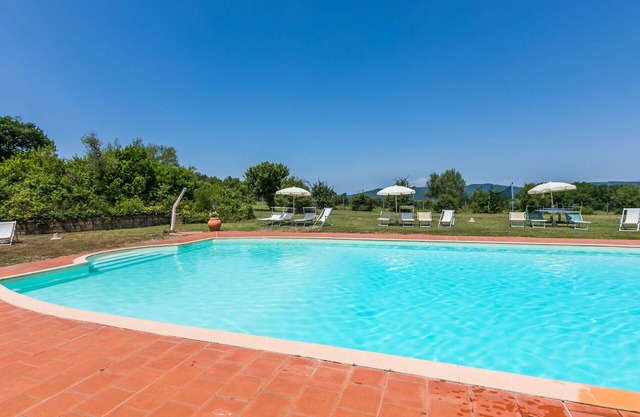 Lovely apartment in villa for 4 guests with pool, WIFI, TV, patio, pets allowed and parking