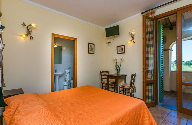Lovely apartment for 2 people with pool, WIFI, A/C, TV, pets allowed and parking