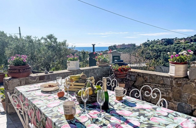 Lovely apartment for 4 guests with WIFI, A/C, TV, patio and parking