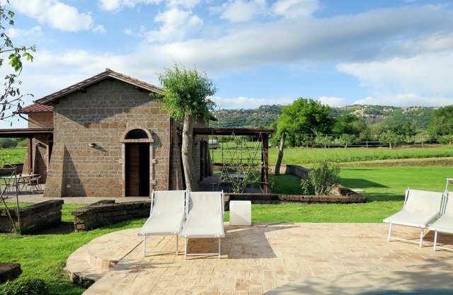 Lovely apartment in villa with pool, WIFI, TV, patio, pets allowed, panoramic view and parking