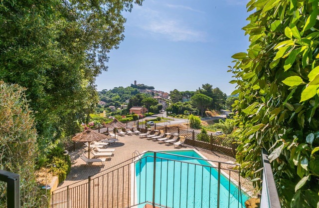 Lovely apartment for 4 guests with A/C, WIFI, pool, TV, patio and parking