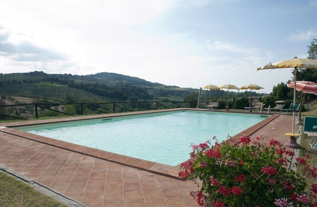 Lovely apartment for 5 guests with A/C, pool, WIFI, pets allowed, panoramic view and parking