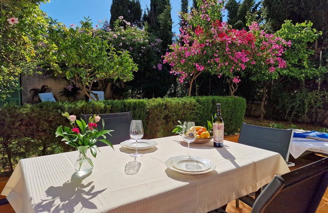 Lovely apartment with a private garden, within a short distance of the beach.
