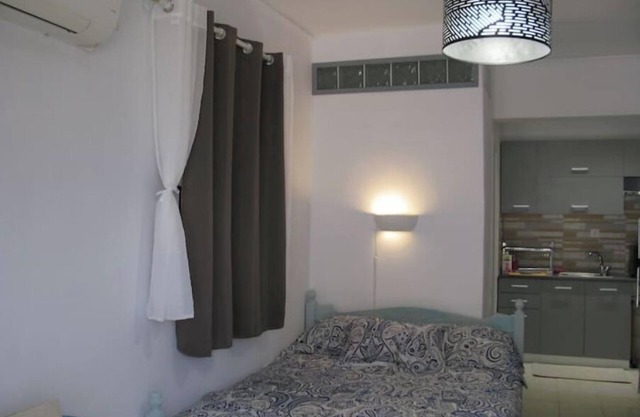 Lovely apartment with balcony in Saronidann