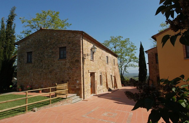 Lovely apartment with WIFI, A/C, pool, TV, pets allowed and parking, close to San Gimignano