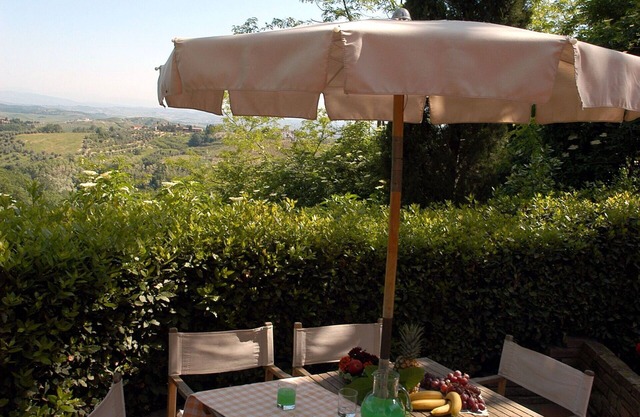Lovely apartment with pool, WIFI, A/C, TV, pets allowed and parking, close to San Gimignano