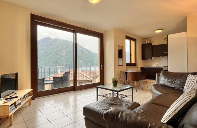 Lovely Apartment with Pool and Breathtaking Lake Views