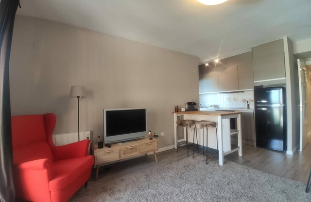 Lovely Apartment with Pool, Squash, Gym, and Parking near Jaca Center