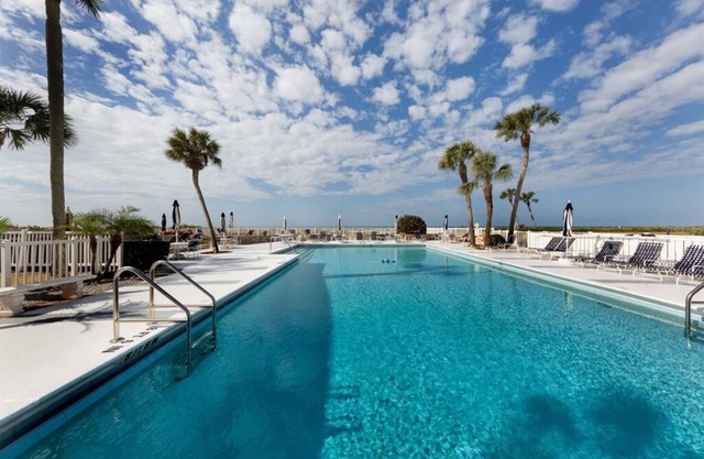Lovely Beachfront Condo w/Pool in MacArthur Beach & Racquet Club